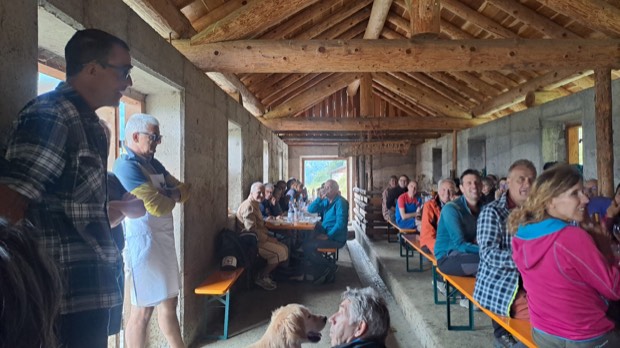 Soci seduti sulle panche ascoltano la presentazione