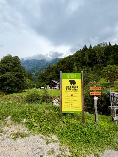 Il cartello «Area Orso» e le indicazioni per Malga Prain all'inizio del sentiero