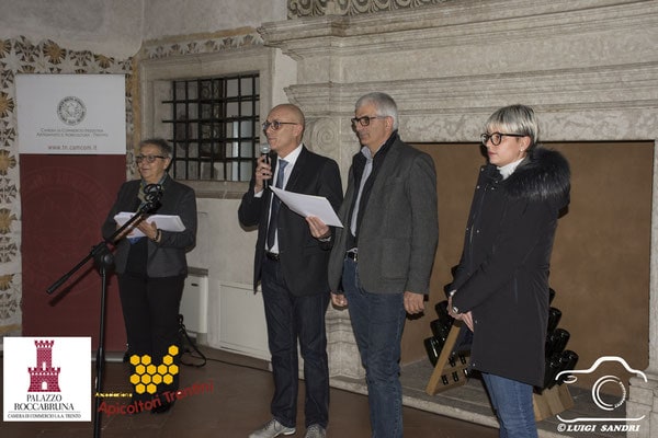 Apicoltori al lavoro tra gli alveari trentini