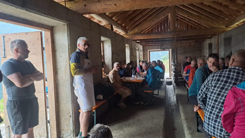 La presentazione del progetto per la riproduzione delle regine all’interno della malga