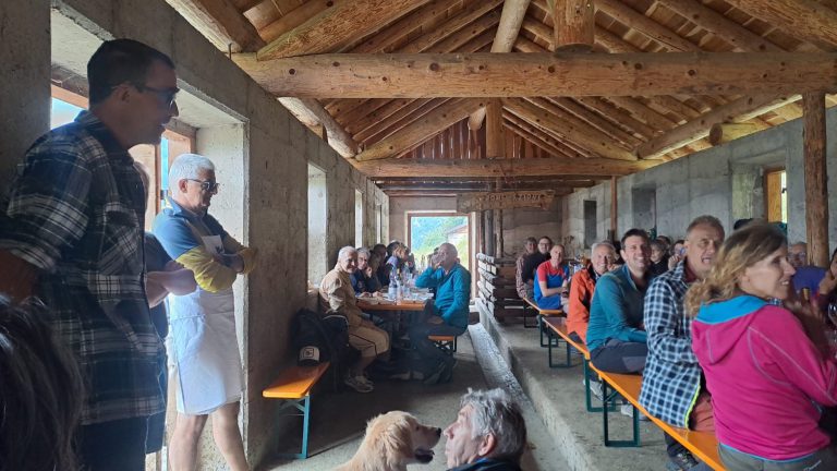 Soci seduti sulle panche ascoltano la presentazione