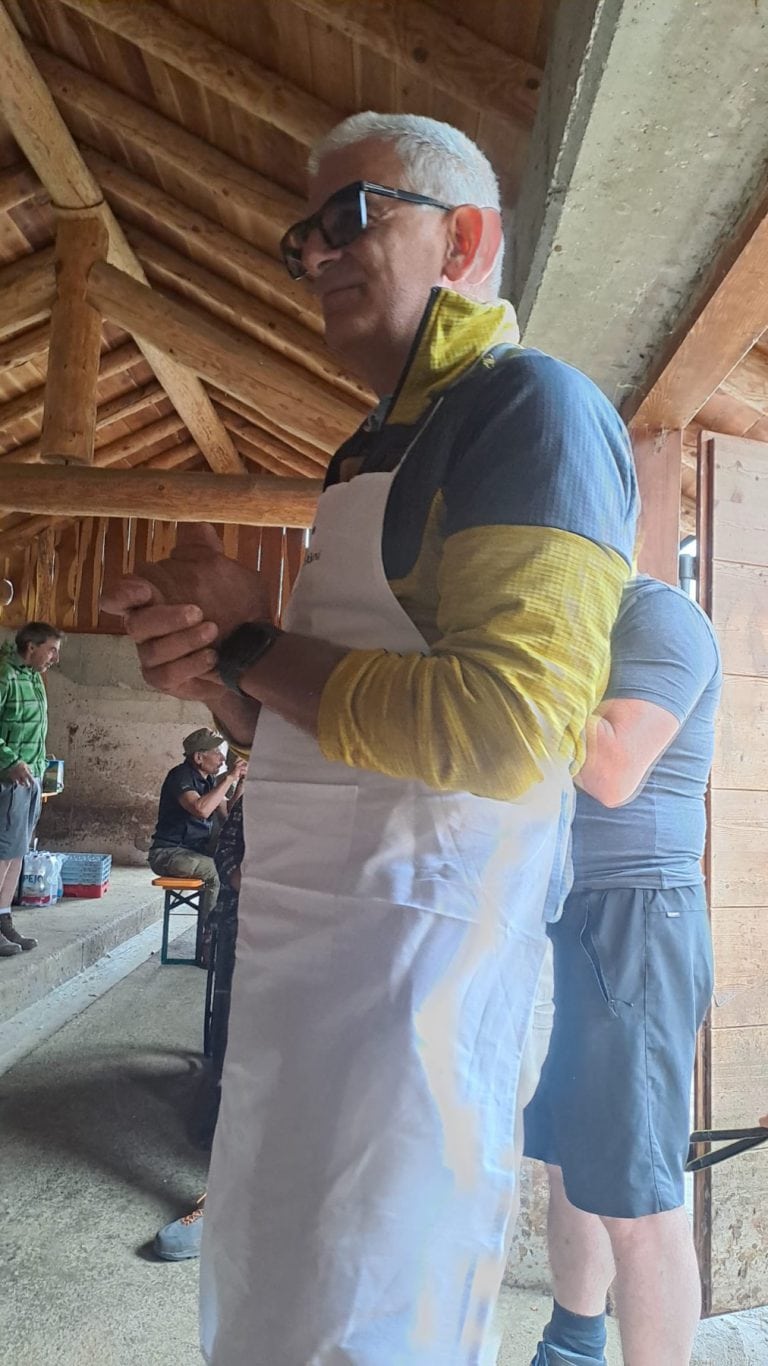 Un socio con il grembiule racconta la preparazione del pranzo