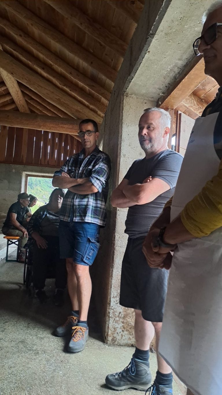 Soci in piedi sotto il portico in attesa del pranzo