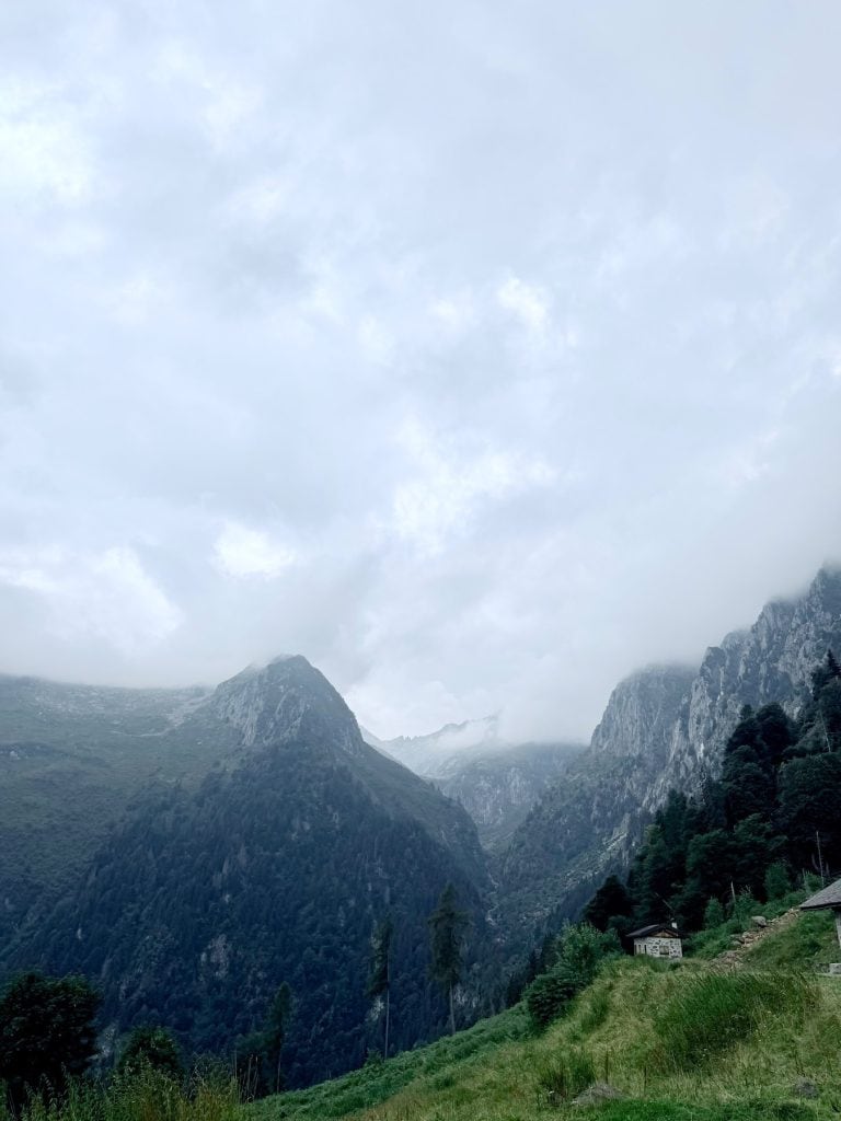 Le cime rocciose avvolte dalle nuvole sopra la valle