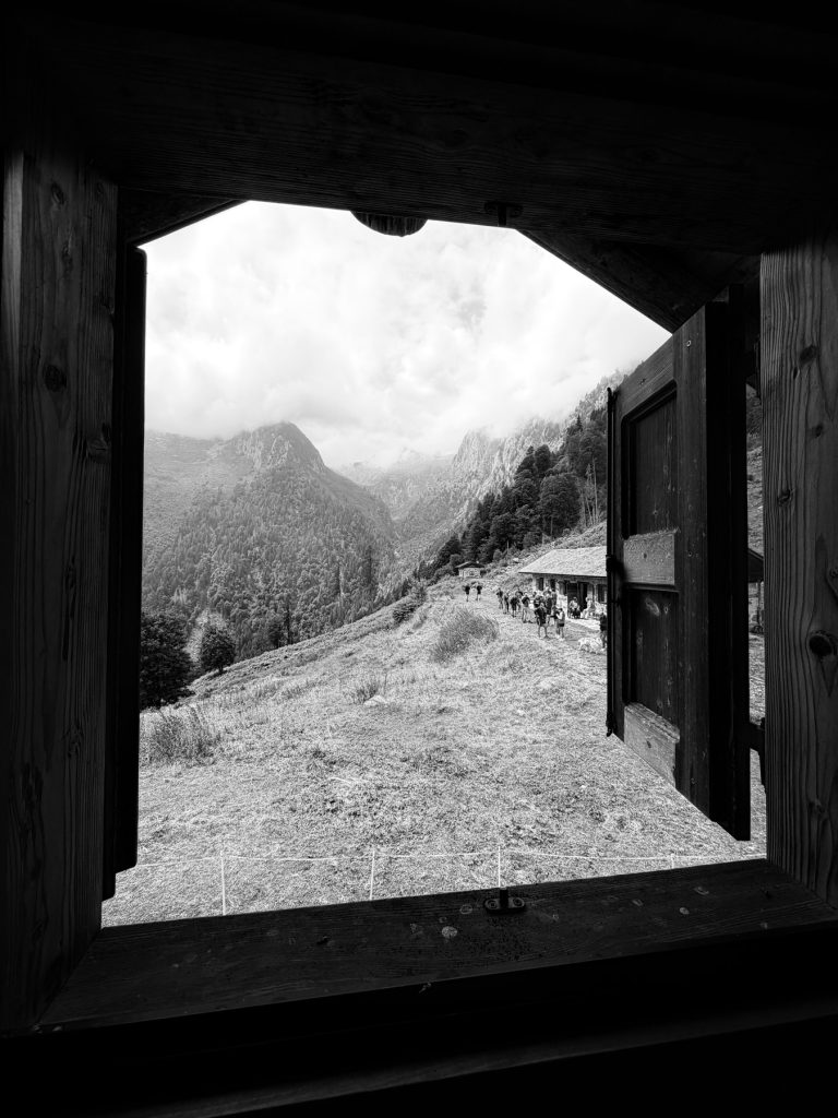 La malga e il pascolo visti dalla finestra, in bianco e nero