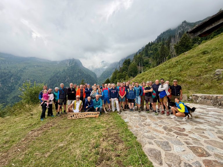 Foto di gruppo dei partecipanti davanti alla valle