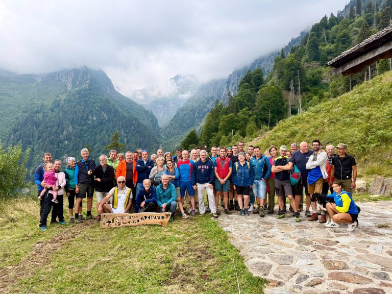 Foto di gruppo dei partecipanti davanti all’insegna della Stazione di Fecondazione