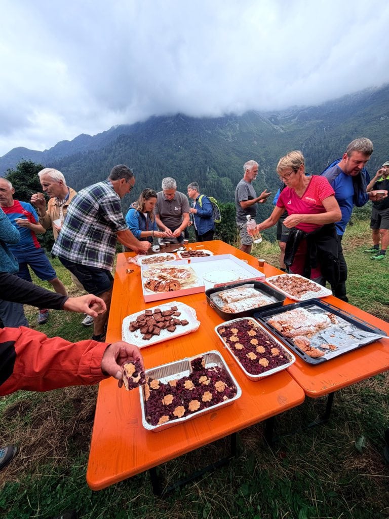 Il tavolo dei dolci fatti in casa con la valle sullo sfondo