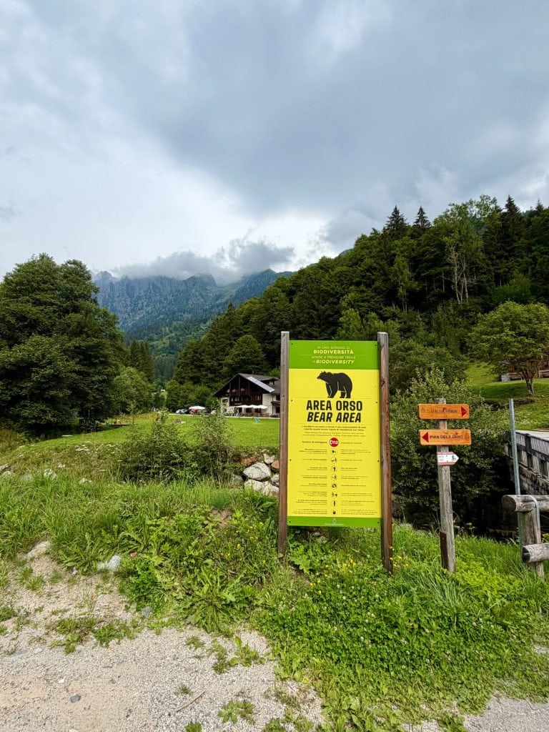 Il cartello «Area Orso» e le indicazioni per Malga Prain all’inizio del sentiero