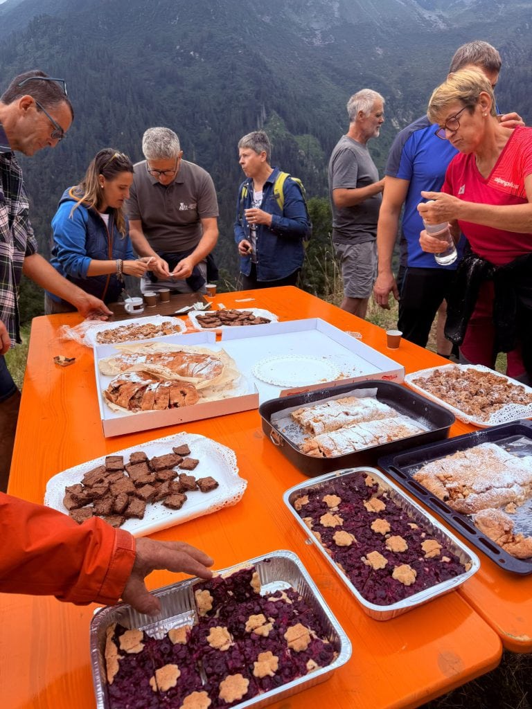 Soci attorno al tavolo per l’assaggio dei dolci fatti in casa