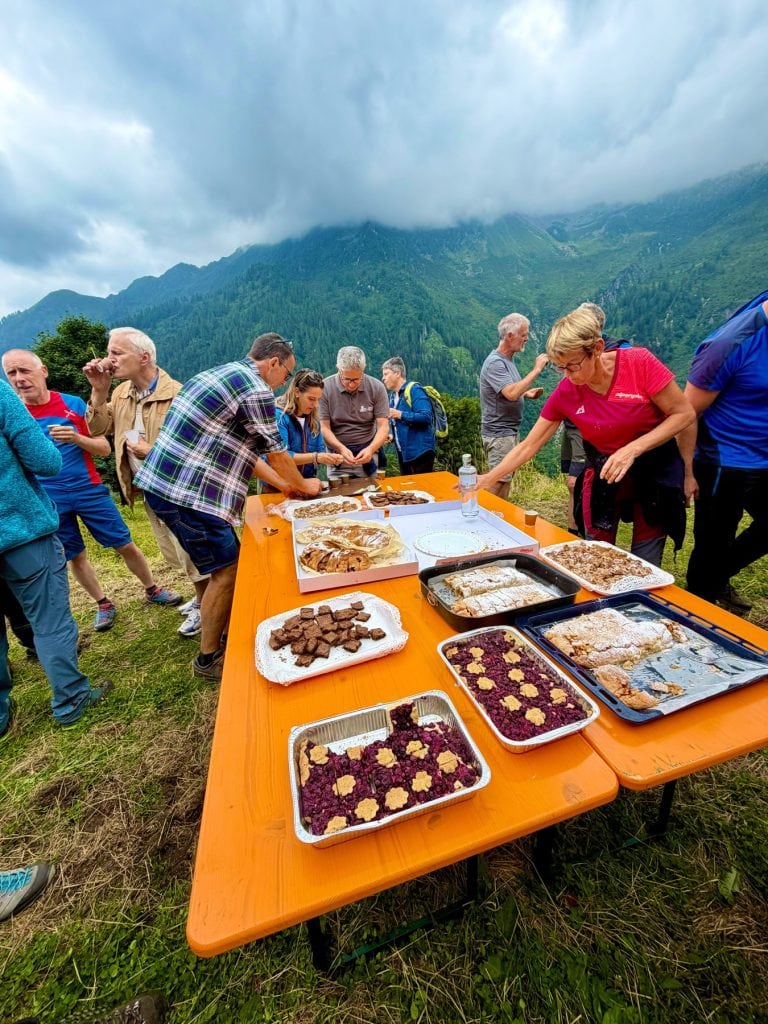 Crostate ai frutti di bosco e strudel sulle tavolate arancioni